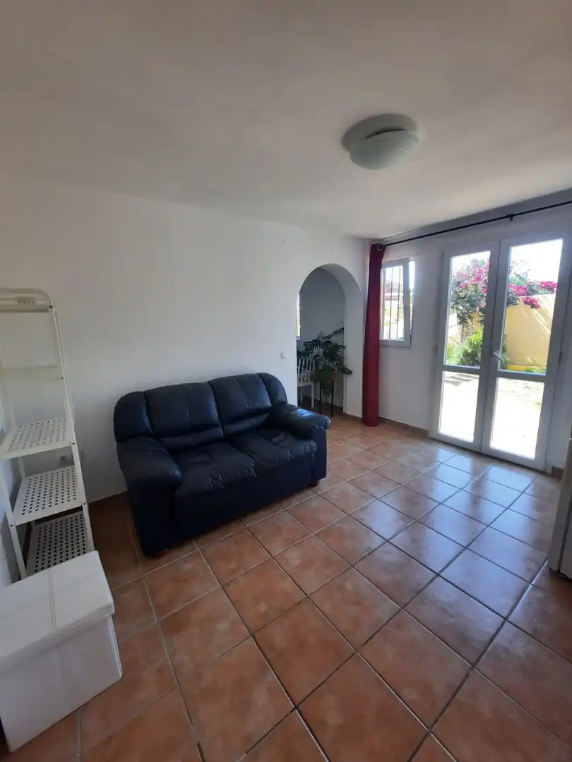 Sala de estar de Casa adosada de alquiler en La Línea de la Concepción con Jardín privado, Amueblado y Piscina comunitaria