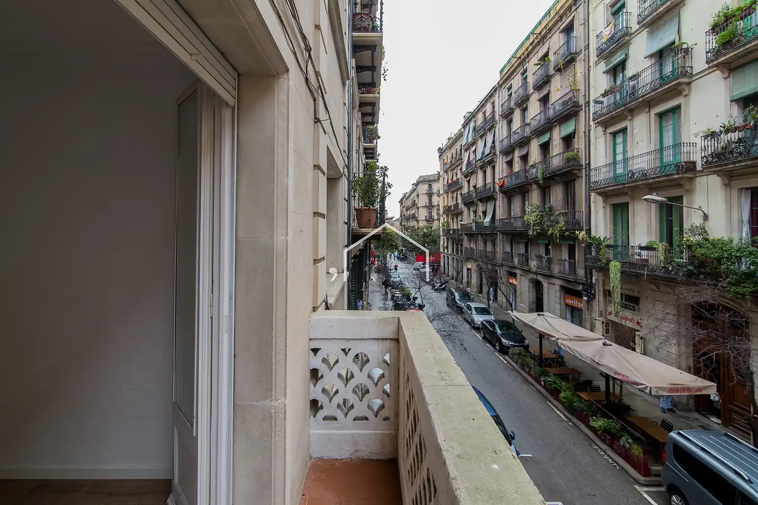 Außenansicht von Wohnung zum Verkauf in Barcelona mit Heizung, Parkett und Ofen
