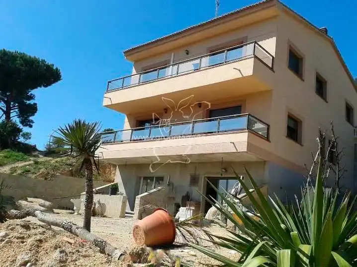 Vista exterior de Casa o xalet en venda en Lloret de Mar amb Jardí privat, Terrassa i Balcó