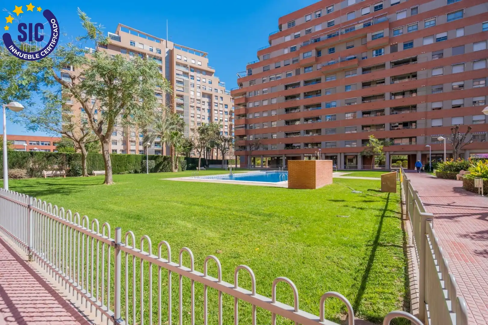 Vista exterior de Àtic en venda en Mislata amb Aire condicionat, Calefacció i Jardí privat