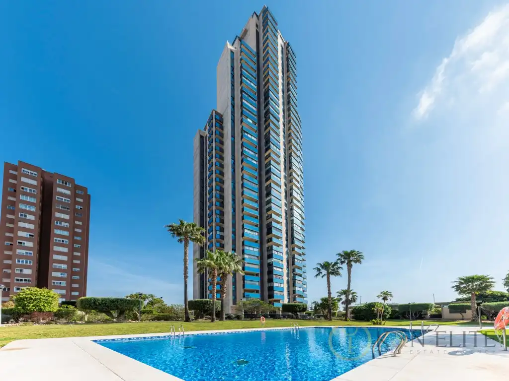 Vista exterior de Ático de alquiler en Benidorm con Aire acondicionado, Jardín privado y Piscina