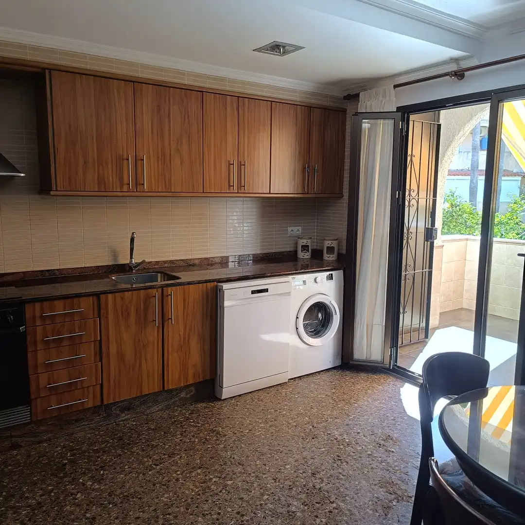 Cocina de Apartamento de alquiler en La Pobla de Farnals con Aire acondicionado, Calefacción y Jardín privado