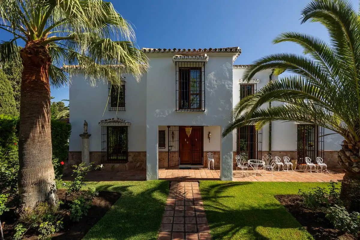 Vista exterior de Casa o chalet en venta en Alhaurín de la Torre con Aire acondicionado, Calefacción y Jardín privado