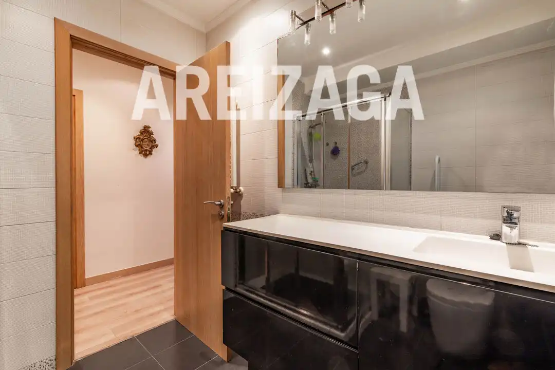 Badezimmer von Wohnung zum Verkauf in Donostia - San Sebastián  mit Heizung und Balkon