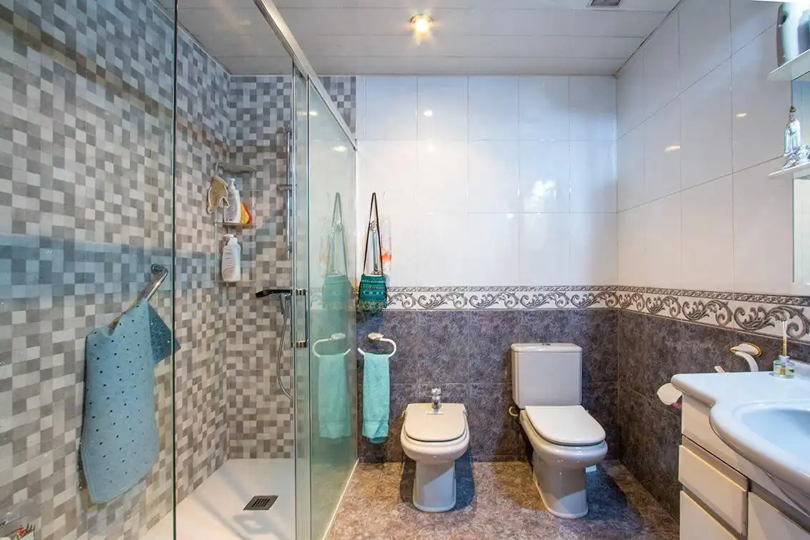 Badezimmer von Wohnung zum Verkauf in Barberà del Vallès mit Terrasse