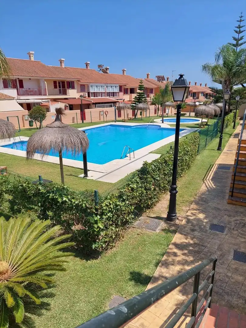 Piscina de Casa adosada de alquiler en La Línea de la Concepción con Jardín privado, Amueblado y Piscina comunitaria