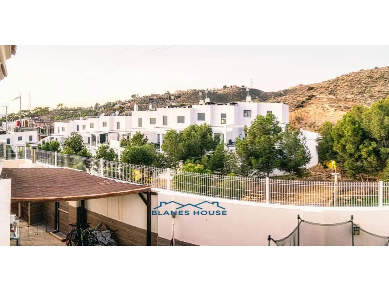 Vista exterior de Casa adosada en venda en Huércal de Almería amb Aire condicionat, Jardí privat i Moblat