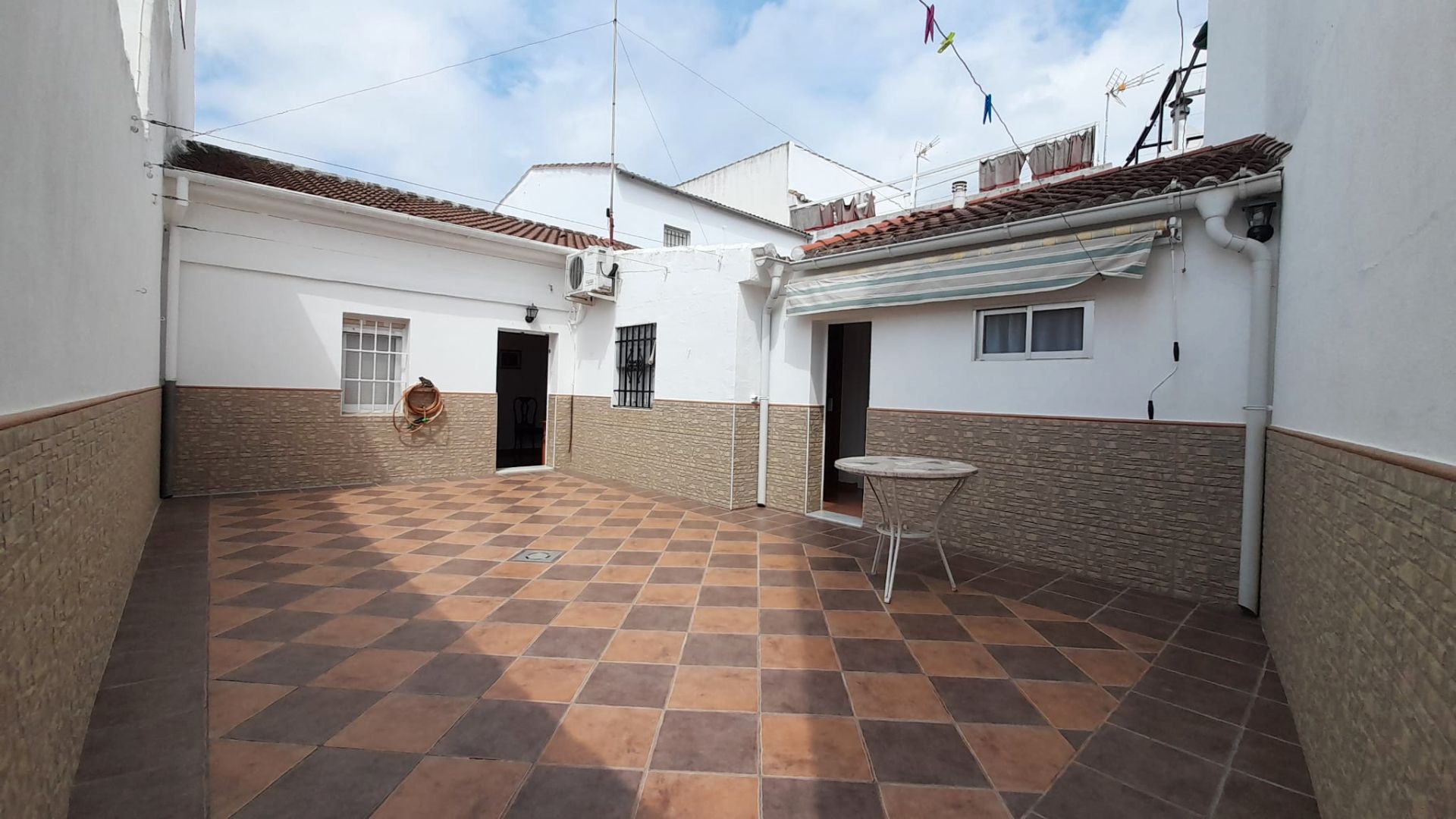 Vista exterior de Casa adosada en venda en Posadas amb Aire condicionat, Calefacció i Moblat