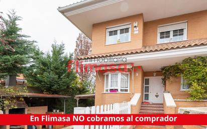 Vista exterior de Casa adosada en venda en Villaviciosa de Odón amb Calefacció, Jardí privat i Terrassa