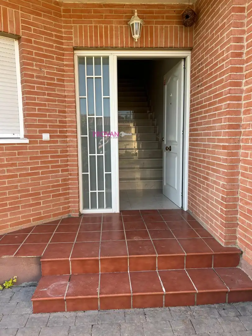 Casa adosada en venta en Galápagos con Calefacción y Jardín privado