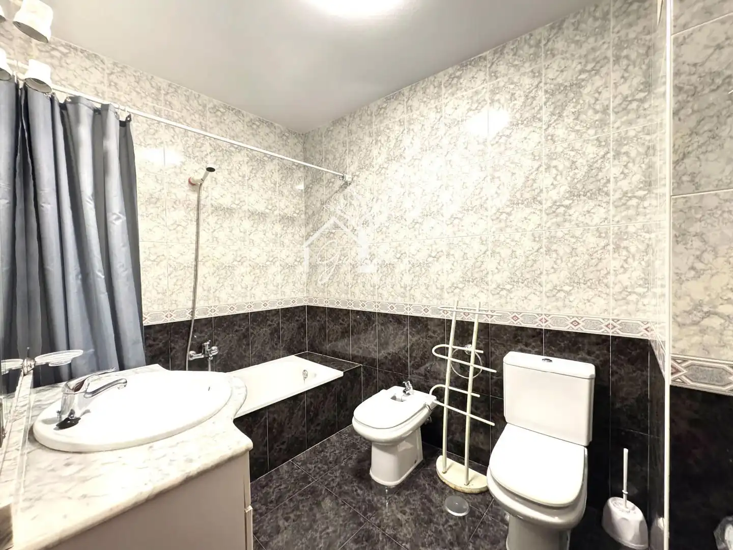 Baño de Piso en venta en Ares con Amueblado, Horno y Lavadora