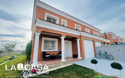 Vista exterior de Casa adosada en venda en Barcience amb Aire condicionat i Calefacció