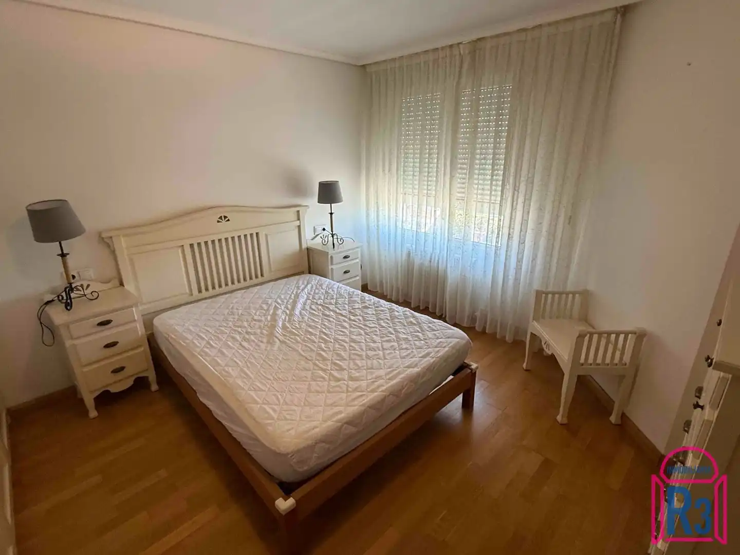 Dormitori de Casa adosada de lloguer en Villaquilambre amb Calefacció, Jardí privat i Moblat