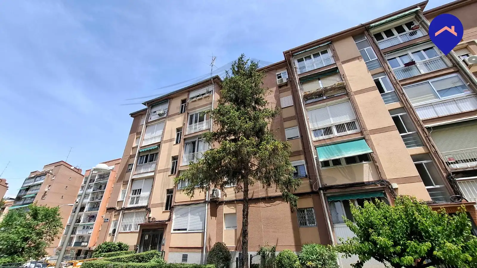 Vista exterior de Pis en venda en Madrid amb Calefacció i Alarma