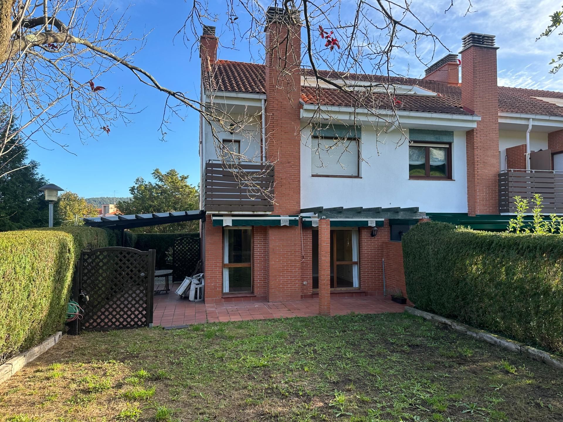 Vista exterior de Casa adosada en venda en Urduliz amb Calefacció, Jardí privat i Terrassa
