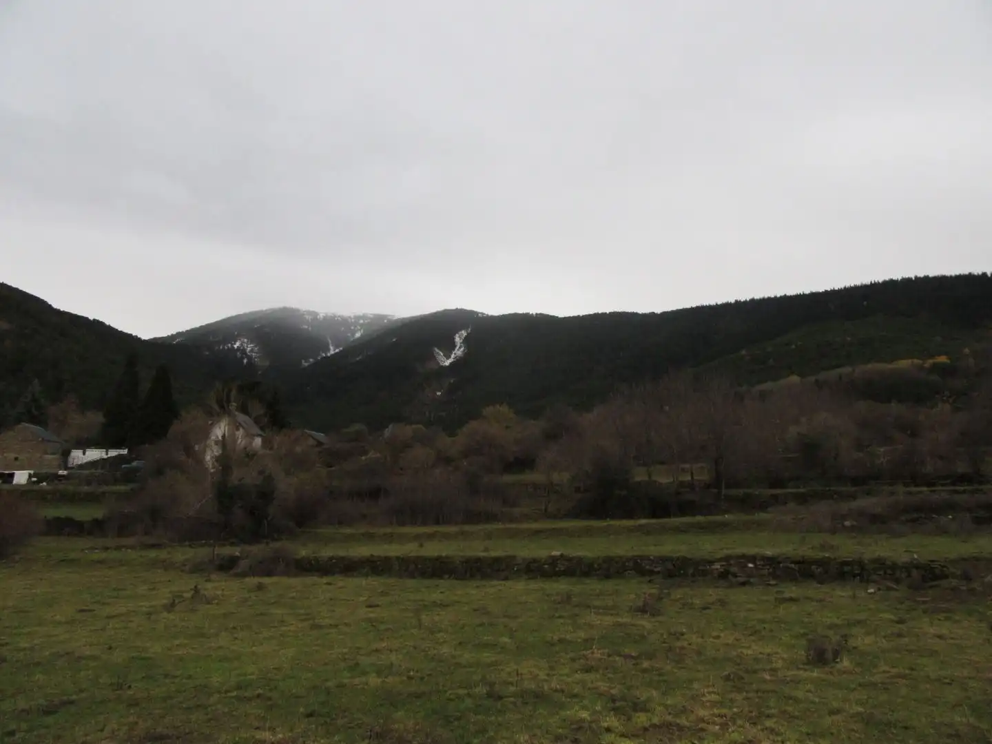Houses for sale in Yésero  with Private garden