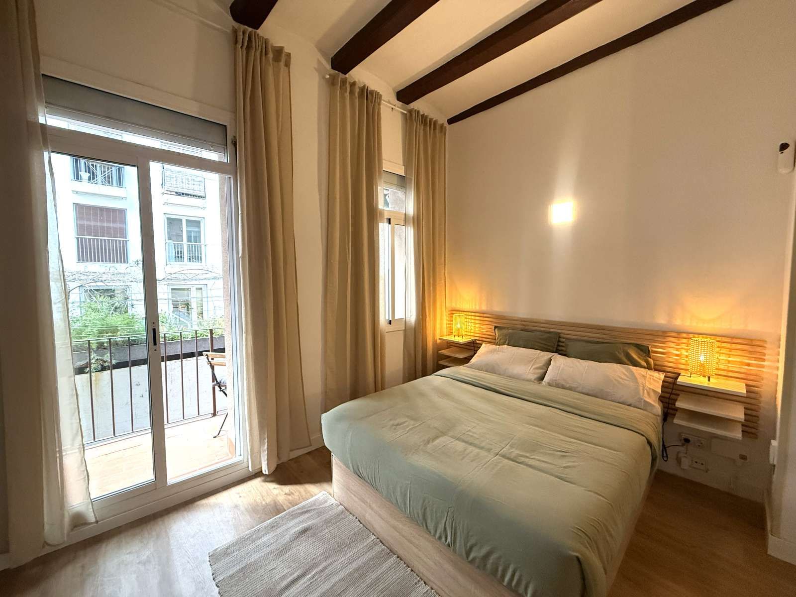 Bedroom of Study to share in  Barcelona Capital  with Air Conditioner, Heating and Terrace