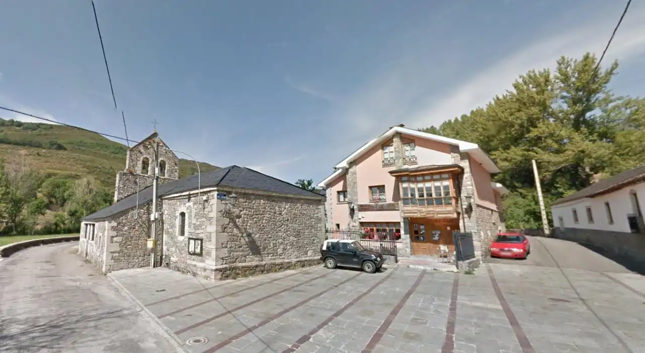 Vista exterior de Casa o xalet en venda en Cabrillanes amb Calefacció