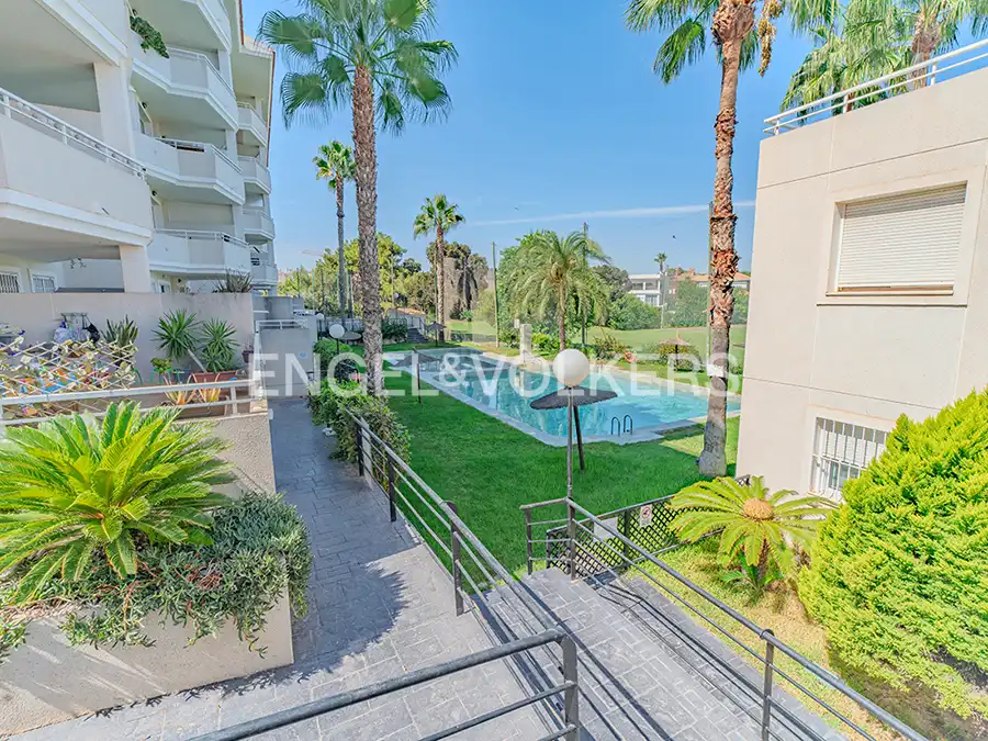 Vista exterior de Apartament de lloguer en Alicante / Alacant amb Aire condicionat, Moblat i Piscina comunitària