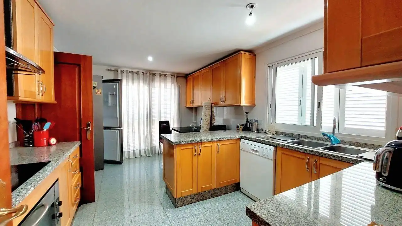 Cocina de Casa adosada en venta en Santiago del Teide con Trastero, Jacuzzi y Piscina comunitaria