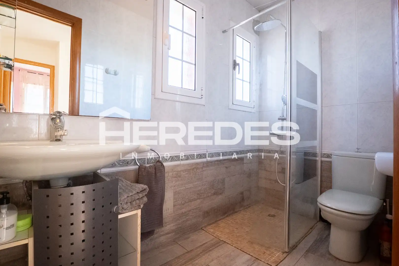 Baño de Casa o chalet en venta en Torrelles de Llobregat con Calefacción, Jardín privado y Terraza