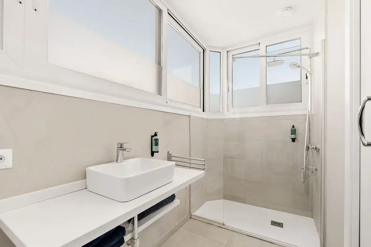 Baño de Apartamento en venta en Torremolinos con Aire acondicionado, Amueblado y Piscina comunitaria