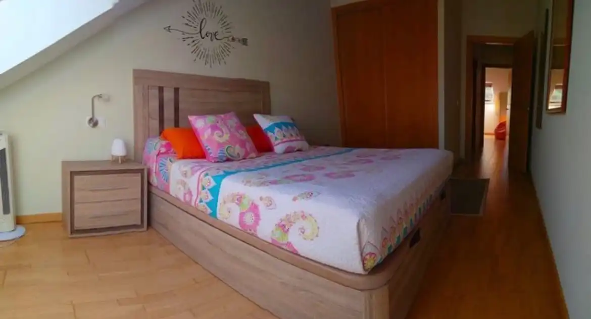 Schlafzimmer von Dachboden zur Miete in Poio mit Möbliert und Gemeinschaftspool