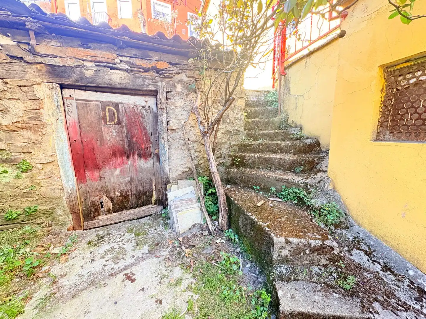 Vista exterior de Edificio en venta en Torre del Bierzo