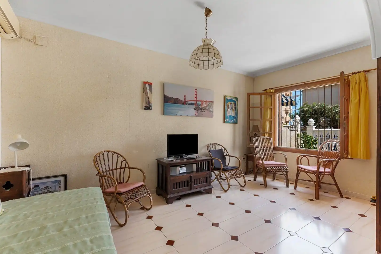 Sala de estar de Finca rústica en venta en Torrevieja con Terraza, Trastero y Amueblado