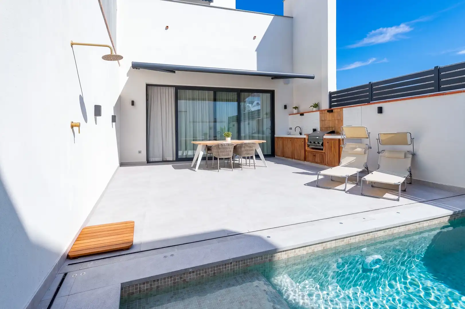 House with pool for sale in Calella