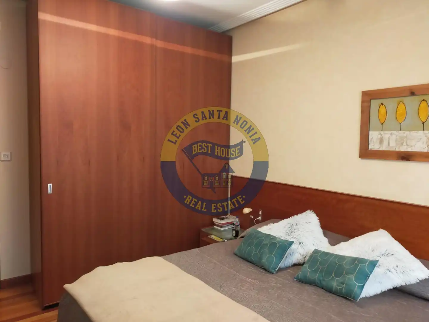 Dormitori de Casa o xalet en venda en León Capital  amb Calefacció