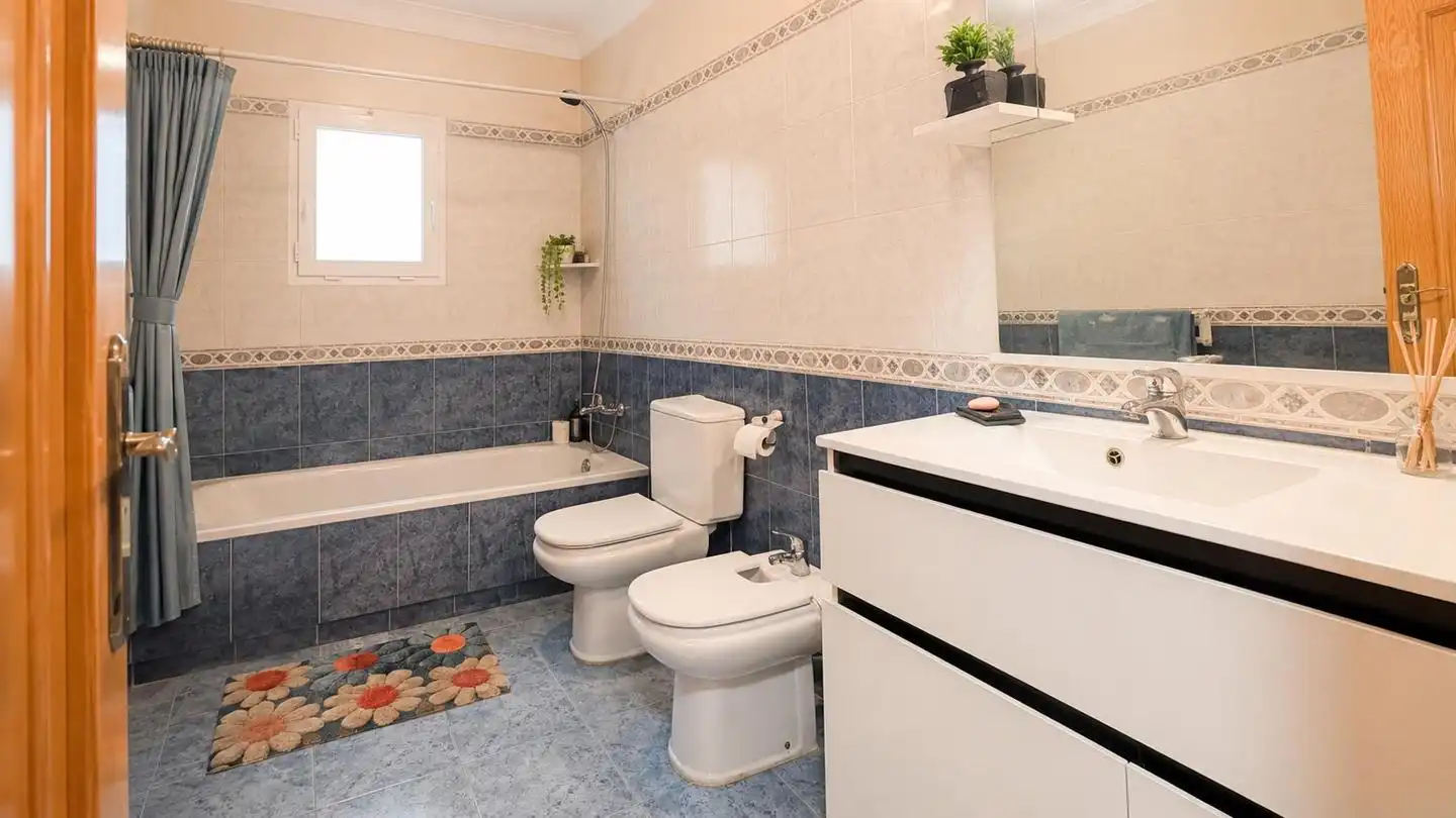Bany de Casa o xalet en venda en Elche / Elx amb Aire condicionat, Jardí privat i Terrassa