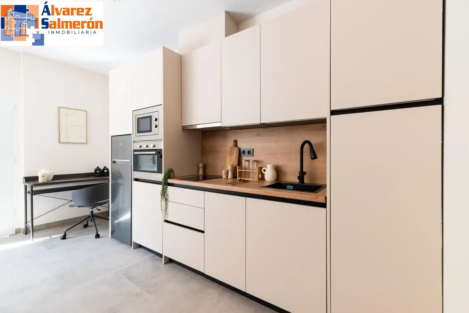 Kitchen of Study for sale in Granada  with Air Conditioner, Heating and Furnished