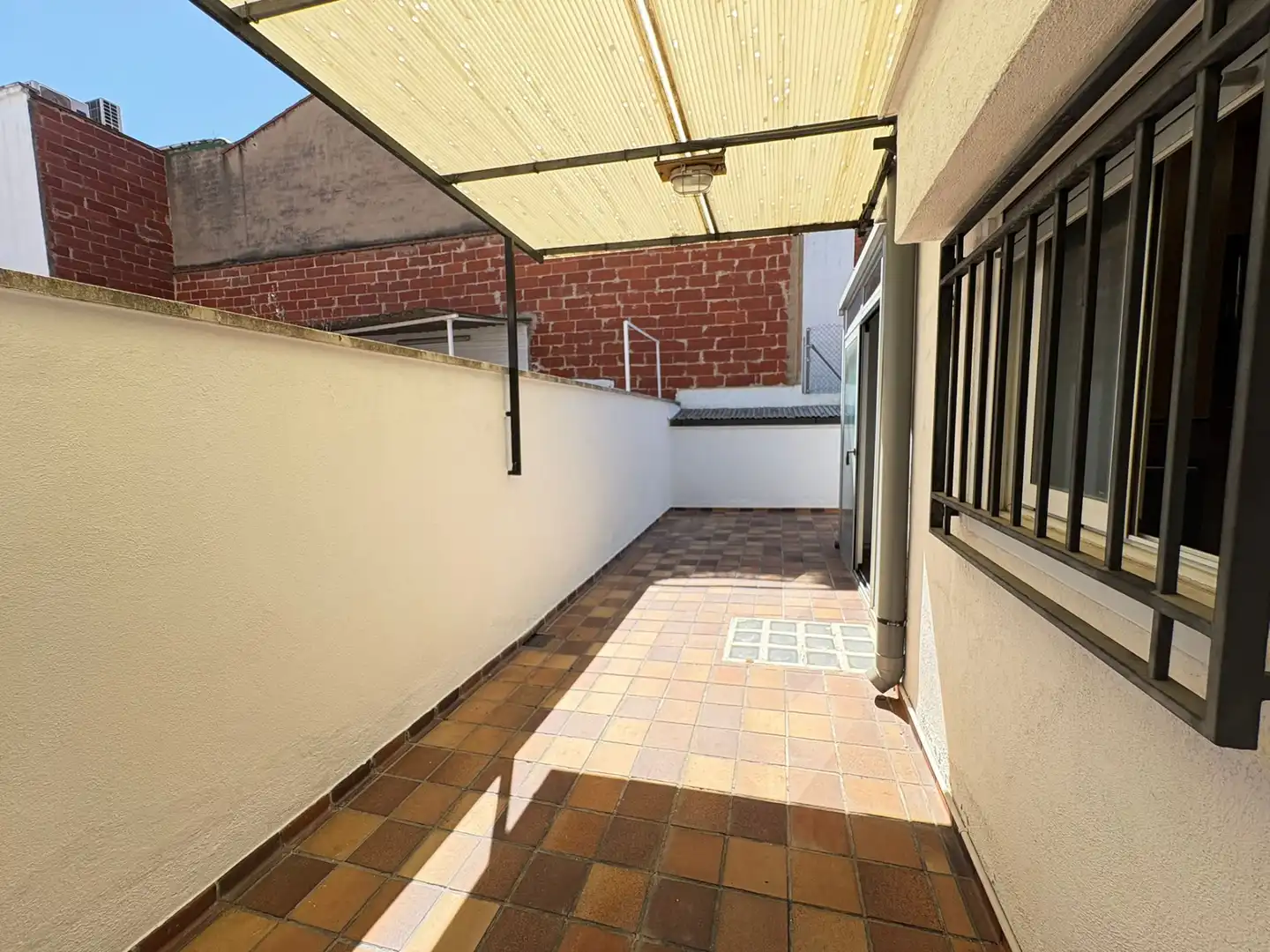 Terrasse von Einfamilien-Reihenhaus zum Verkauf in Terrassa mit Klimaanlage, Heizung und Terrasse