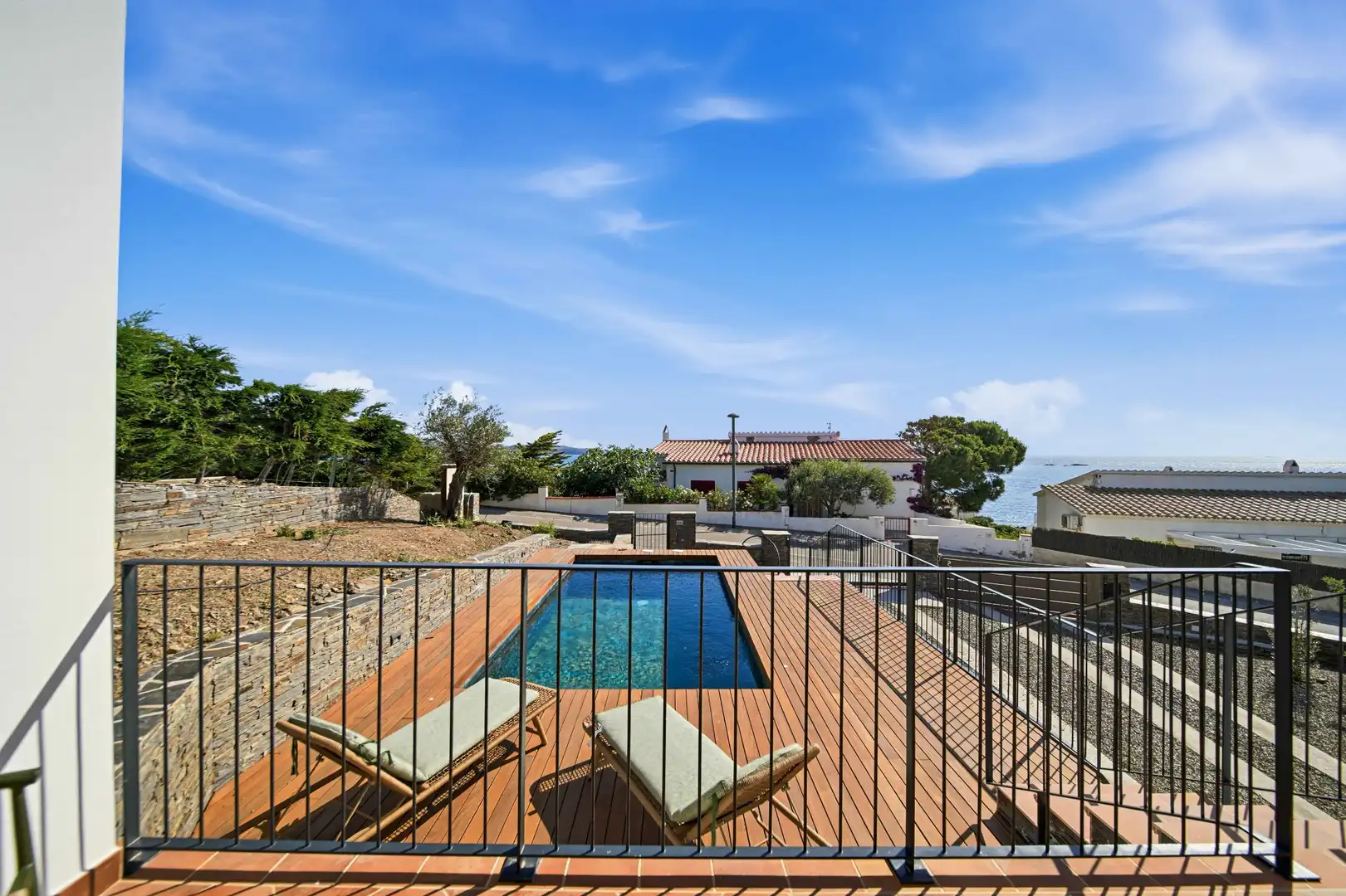 Terrasse von Einfamilien-Reihenhaus zum Verkauf in Cadaqués mit Privatgarten, Terrasse und Schwimmbad