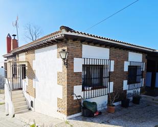 Vista exterior de Casa adosada en venda en Batres amb Aire condicionat, Calefacció i Jardí privat