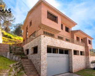Vista exterior de Casa adosada en venda en Castellví de Rosanes amb Jardí privat, Terrassa i Traster