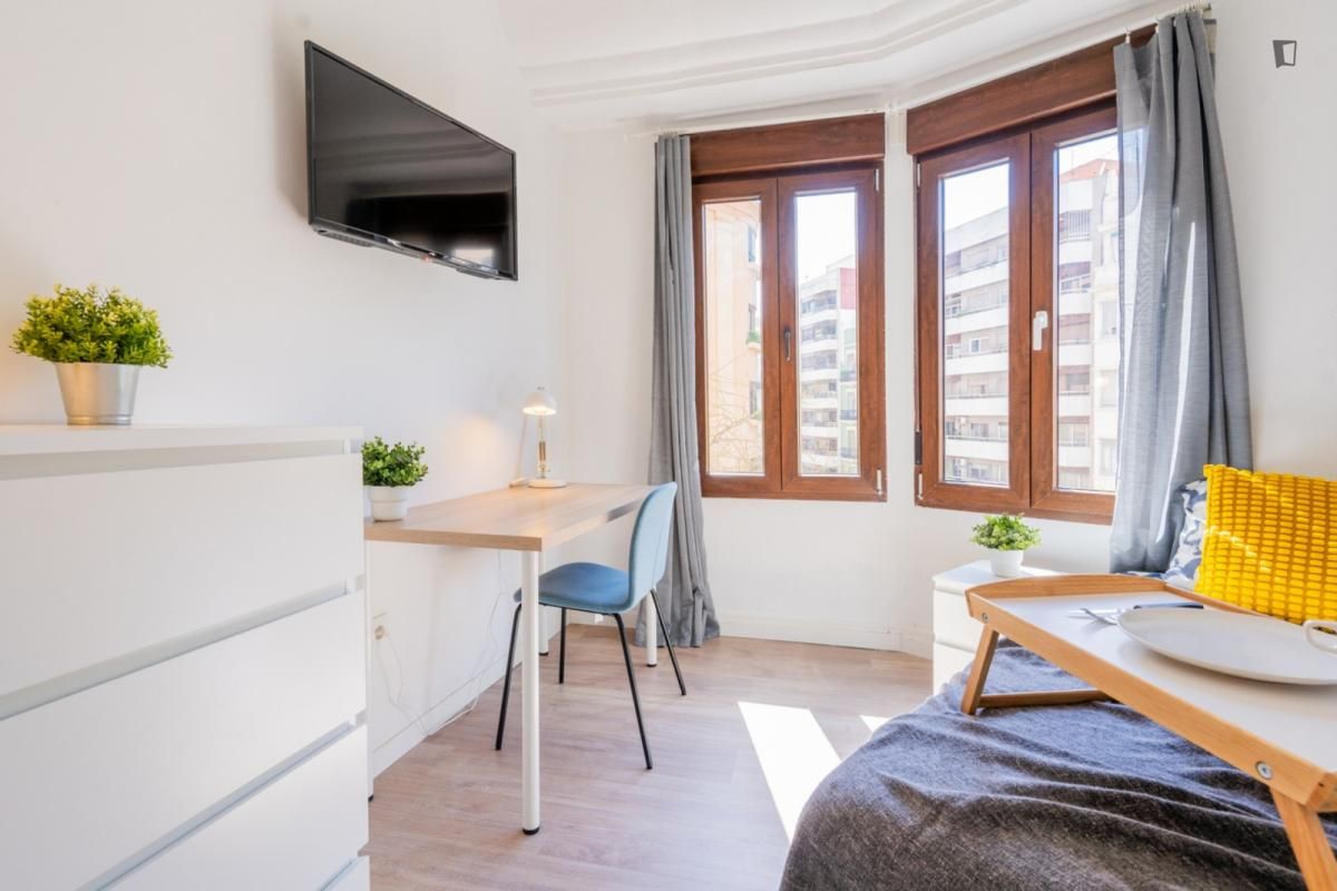 Dormitori de Apartament per a compartir en  Valencia Capital amb Moblat, Microones i Internet