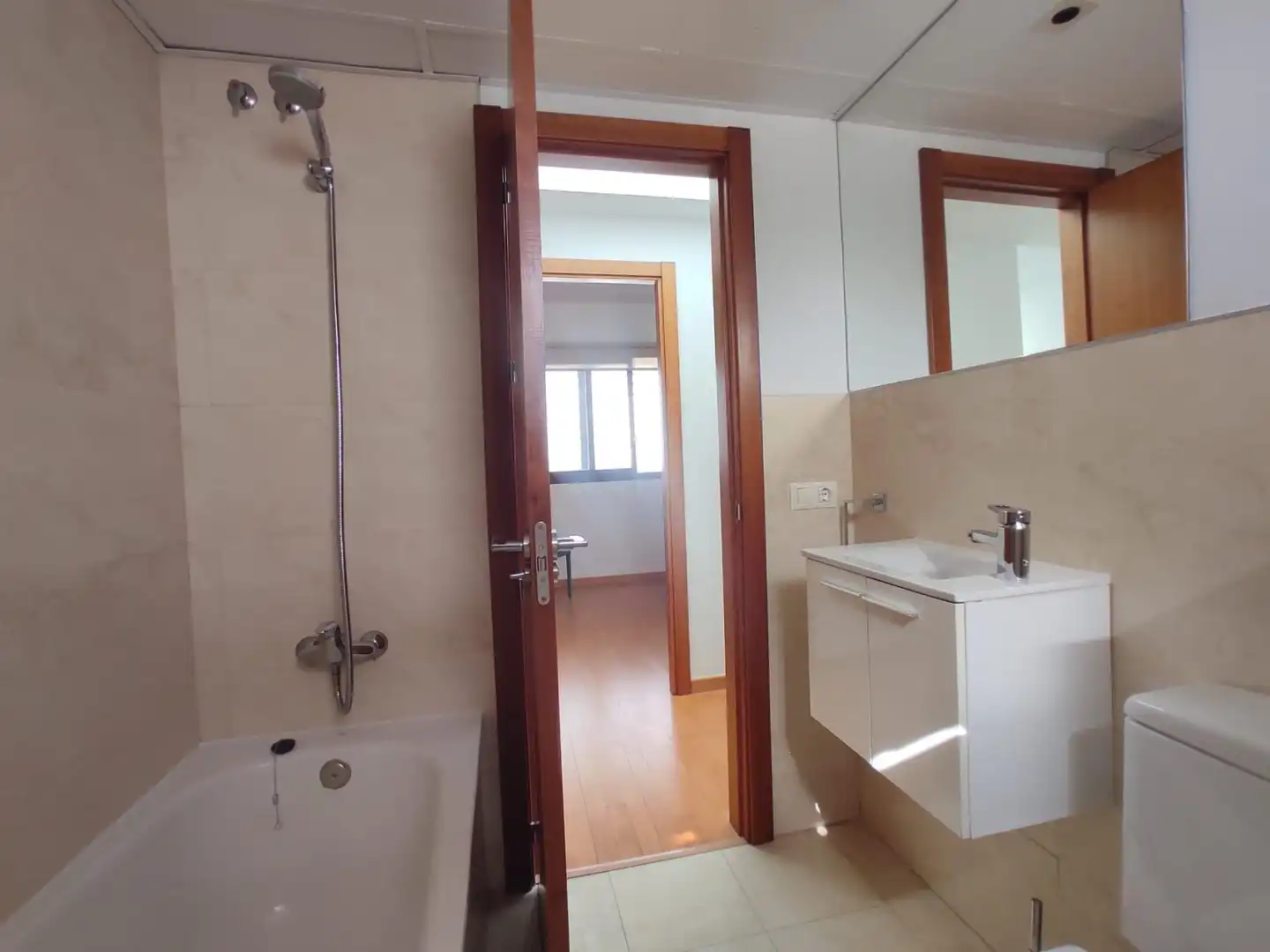 Baño de Casa o chalet de alquiler en Montequinto con Aire acondicionado, Calefacción y Jardín privado