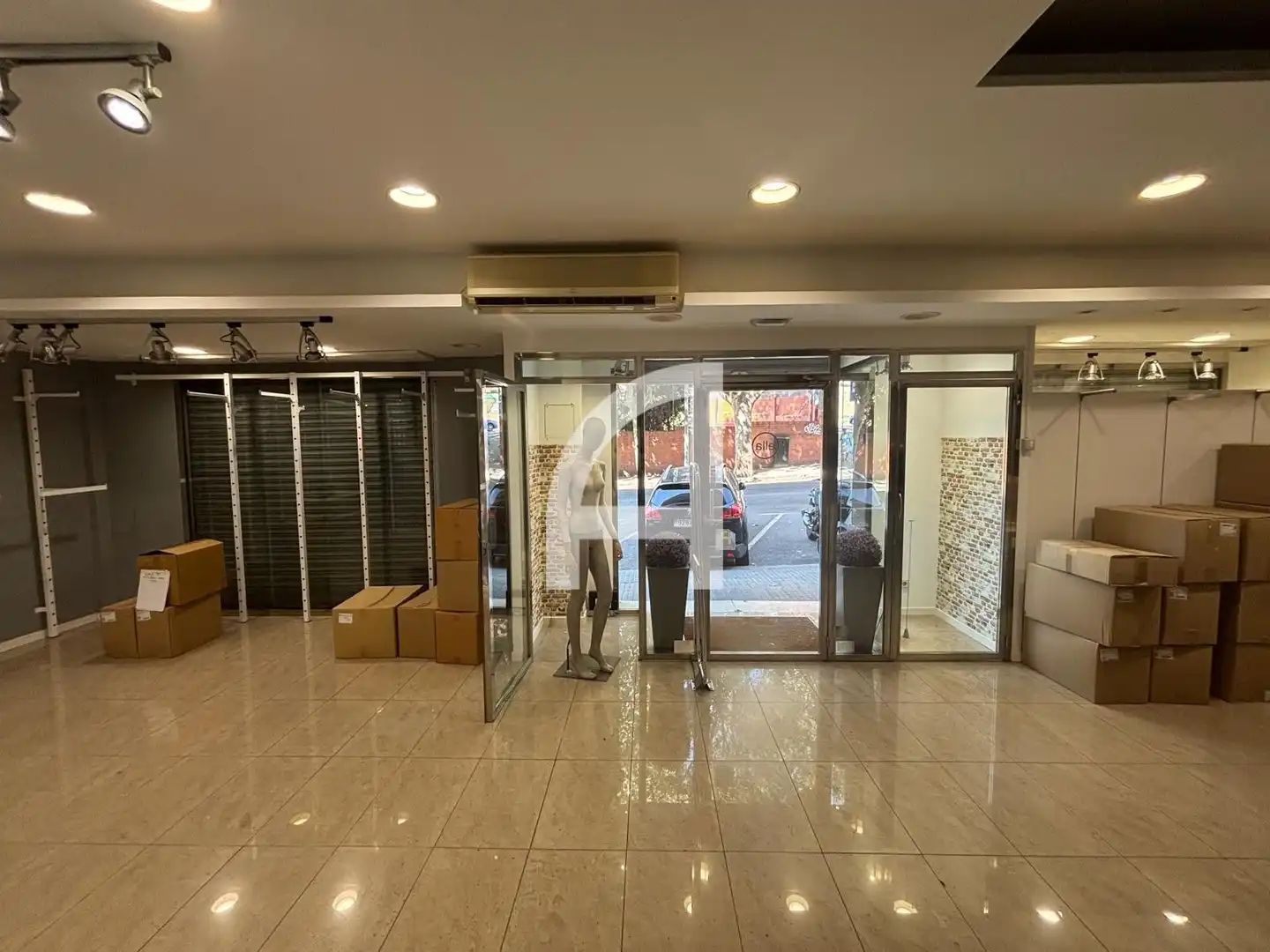 Local comercial en venda a Santa Maria Mazzarel·lo 80, imagen 2