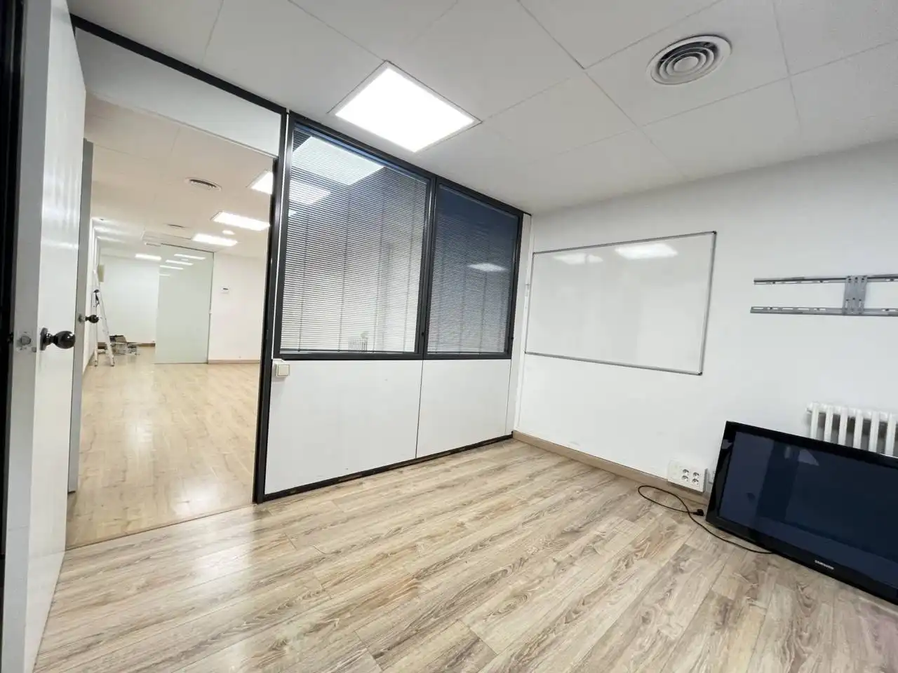 Büro zur Miete in Barcelona mit Klimaanlage, Heizung und Alarm