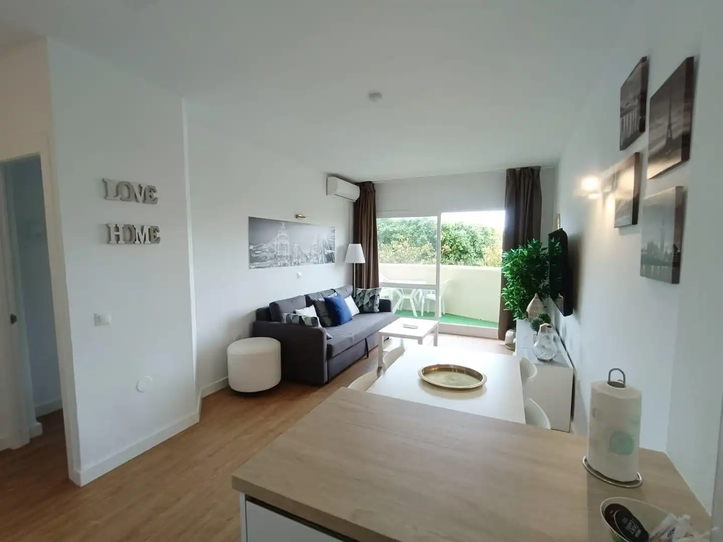 Sala d'estar de Apartament en venda en Benalmádena amb Aire condicionat, Jardí privat i Terrassa