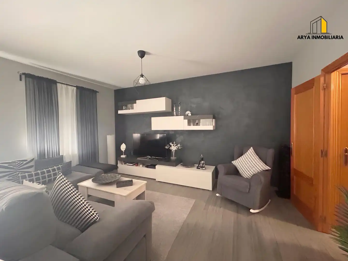 Sala d'estar de Casa adosada en venda en Torres de la Alameda amb Aire condicionat, Calefacció i Terrassa