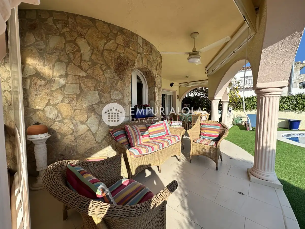 Terrasse von Haus oder Chalet zum Verkauf in Empuriabrava mit Klimaanlage, Privatgarten und Schwimmbad