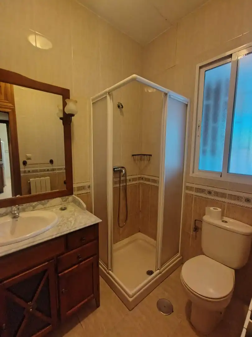 Badezimmer von Haus oder Chalet zur Miete in Viana de Cega mit Klimaanlage, Heizung und Privatgarten