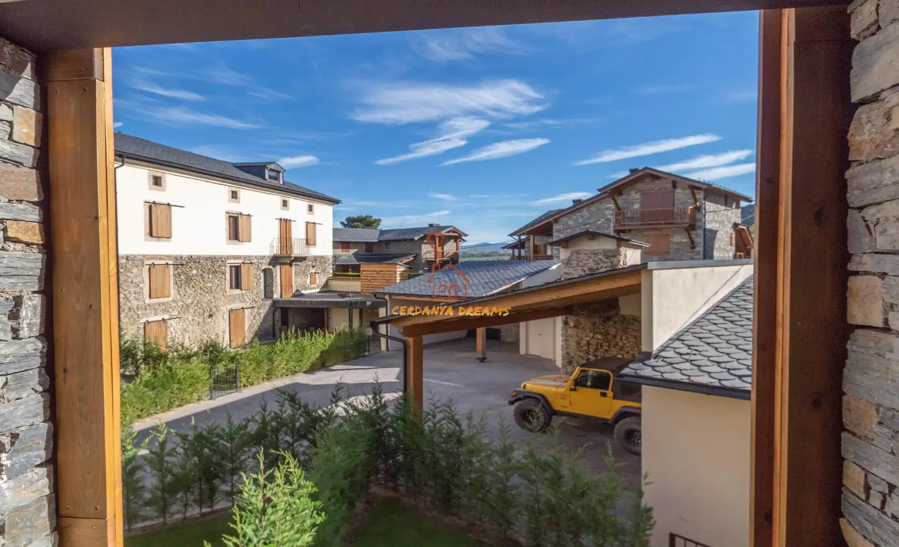 Vista exterior de Casa adosada en venda en Fontanals de Cerdanya amb Calefacció, Jardí privat i Parquet