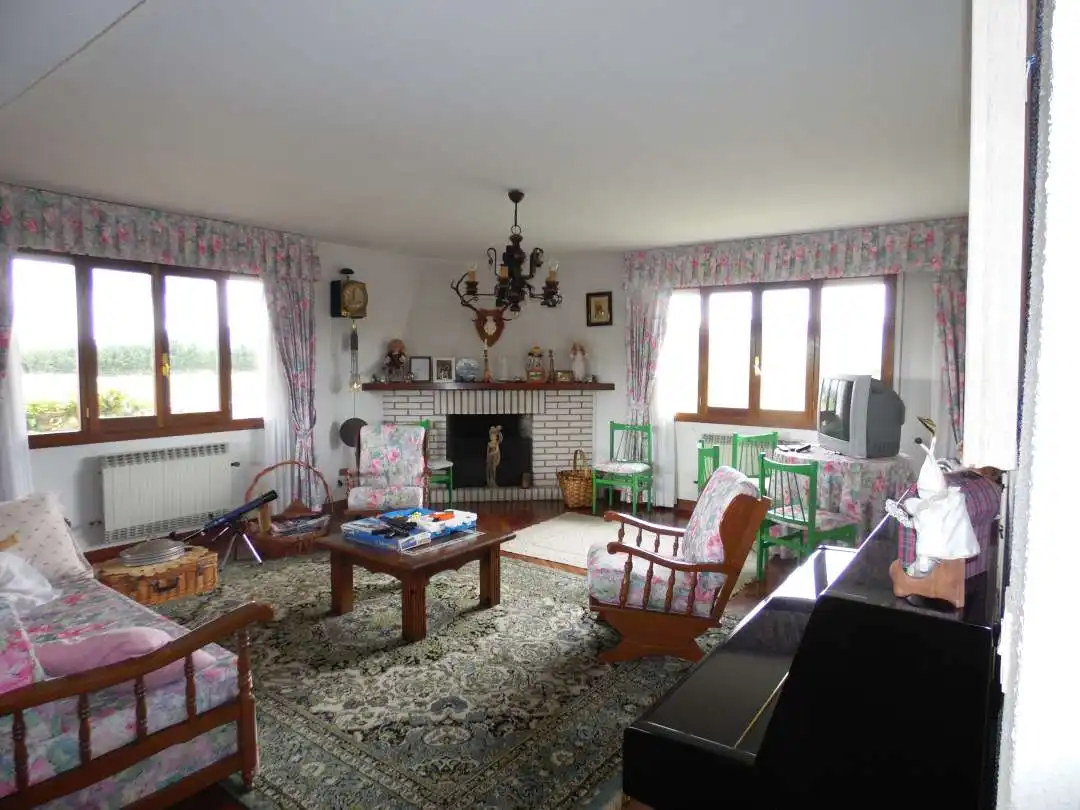 Sala de estar de Casa o chalet en venta en Villarcayo de Merindad de Castilla la Vieja con Calefacción, Terraza y Piscina