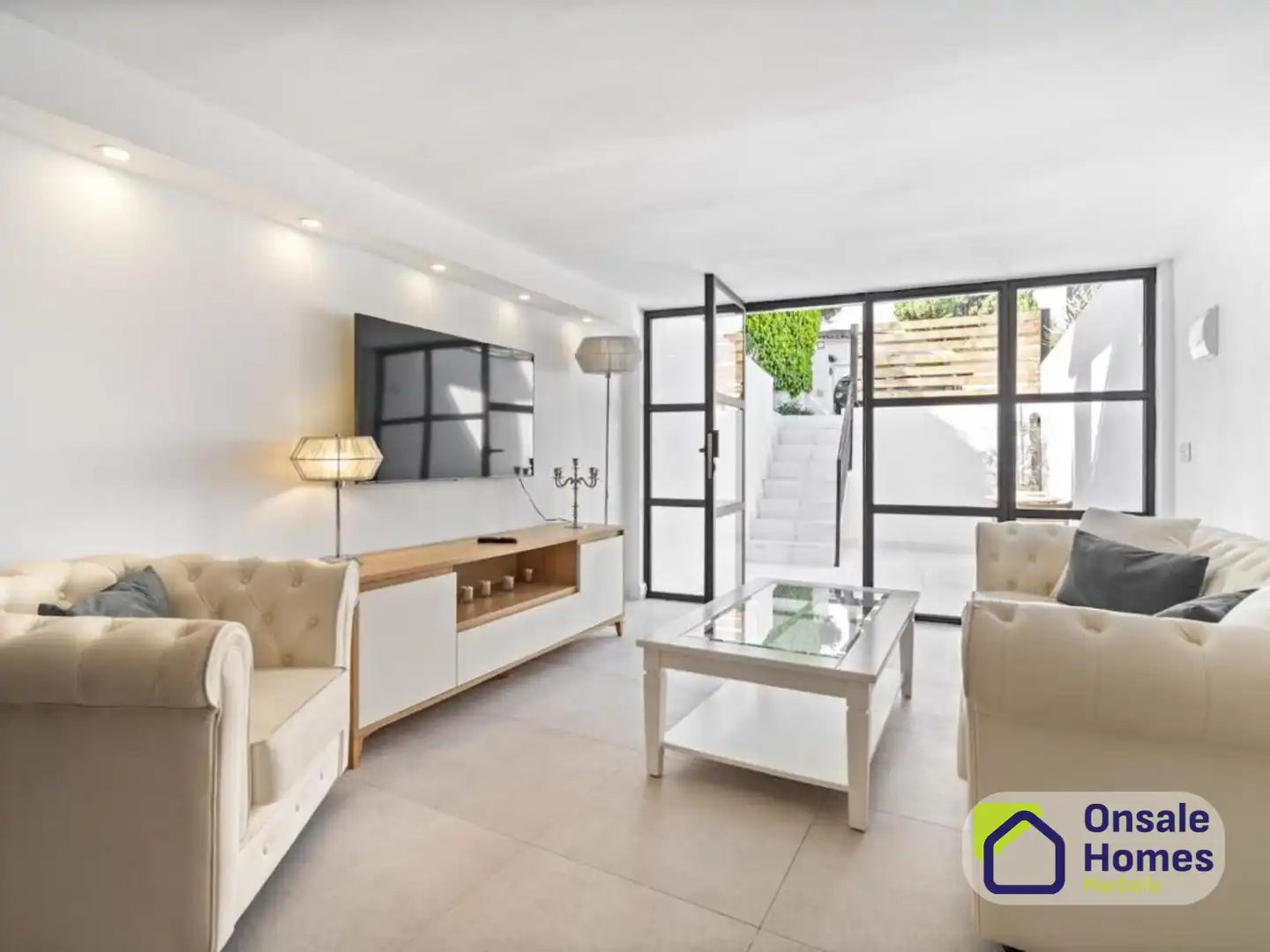 Sala d'estar de Casa o xalet en venda en Marbella amb Aire condicionat, Jardí privat i Terrassa