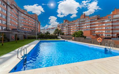 Swimming pool of Flat to rent in  Madrid Capital  with Parquet flooring, Storage room and Oven