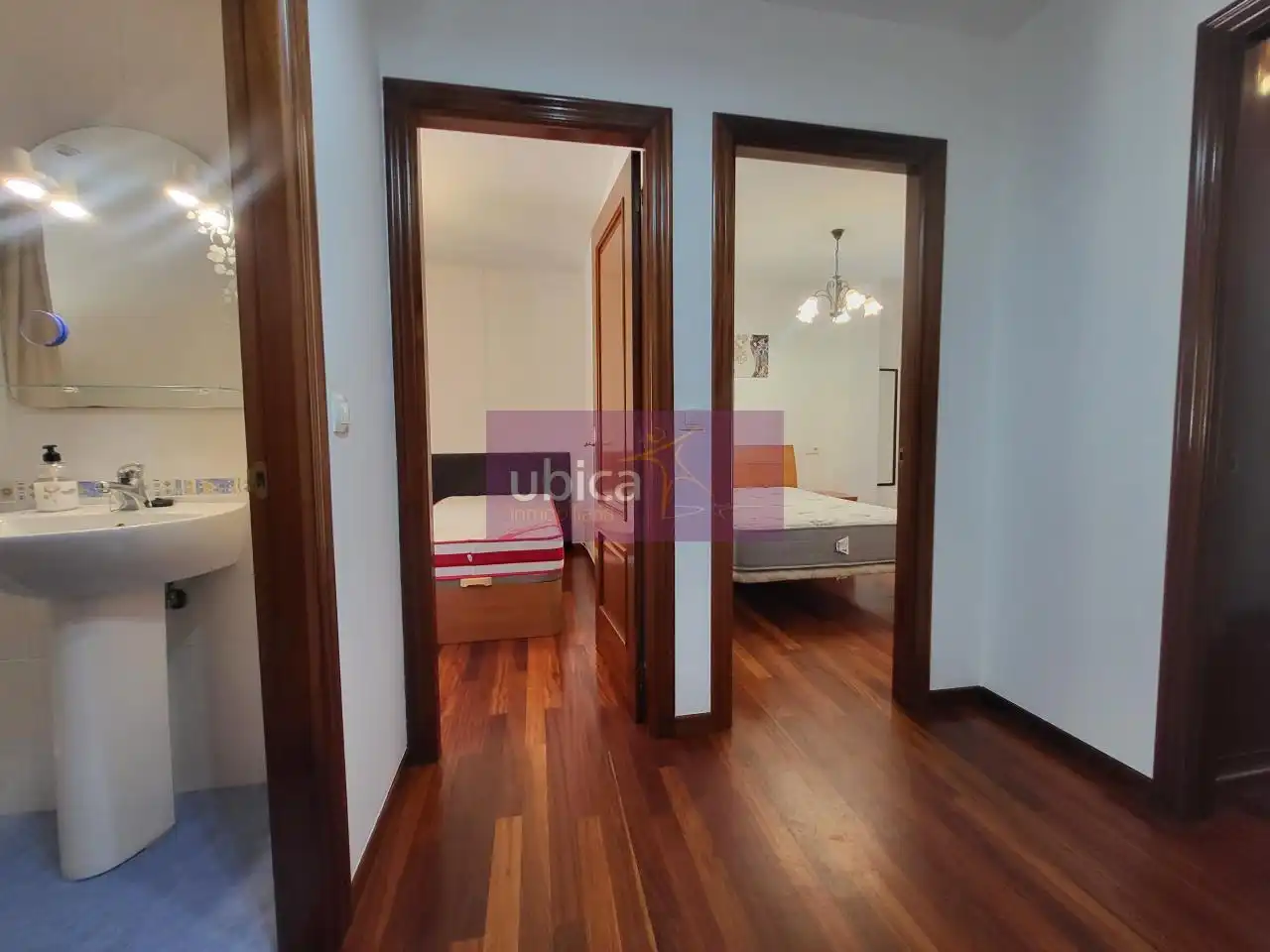 Dormitori de Pis en venda en Vigo  amb Calefacció, Parquet i Terrassa